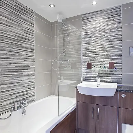 3 Emperors Wharf With Stunning River Views