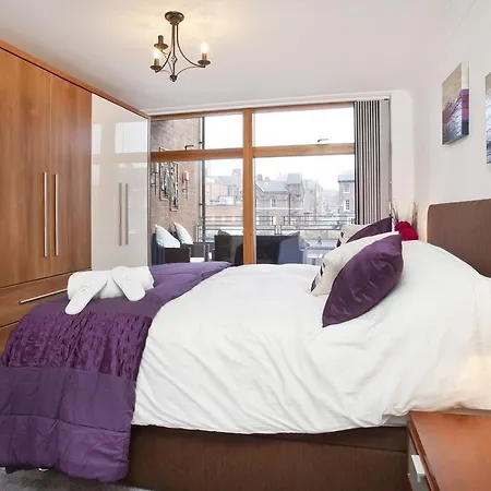 3 Emperors Wharf With Stunning River Views *