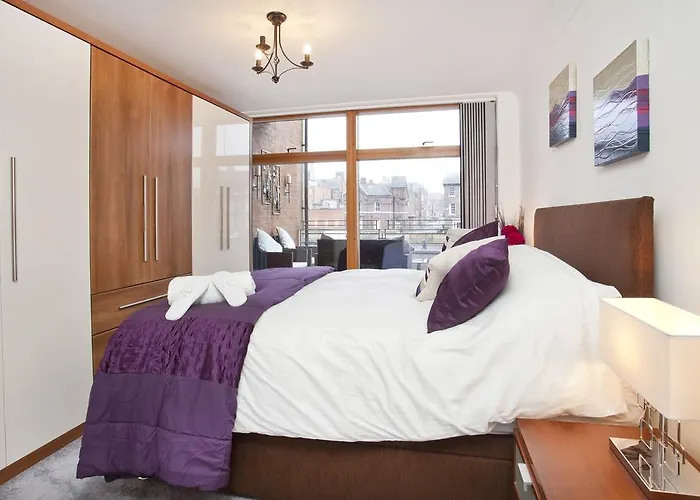 3 Emperors Wharf With Stunning River Views *